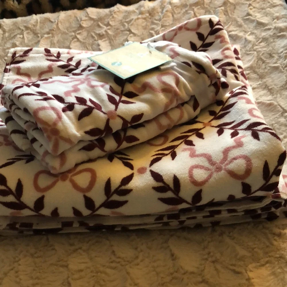 Deborah Connolly BOWS Bath and Hand Towels